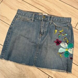 5 for $30 Like New! GAP Denim Embroidered Light Wash Skirt